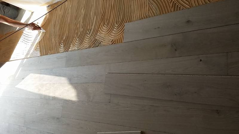 Réalisation d’une pose à l’anglaise d’un parquet massif à Marseille dans les Bouches-du-Rhône.