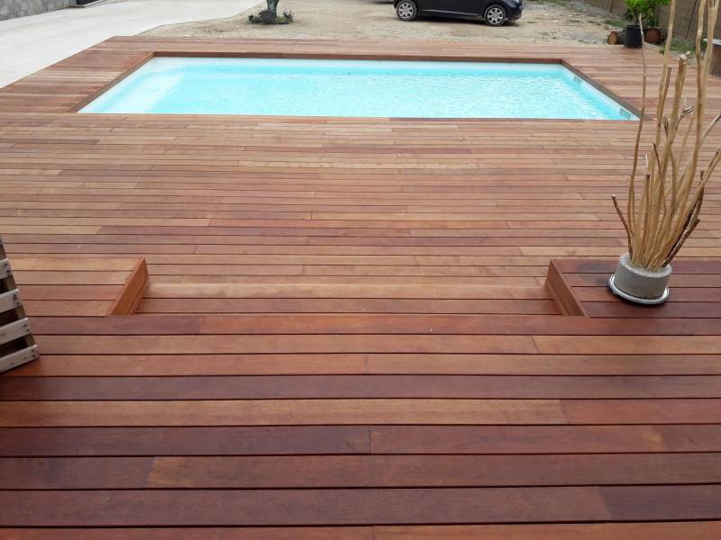Création d'une plage de piscine en essence de bois merbau avec pose clipsée par un professionnel  à Eguilles proche d'Aix en Provence