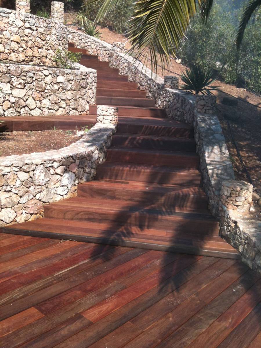 Escalier en bois d'IP sur cavalaire-sur-Mer