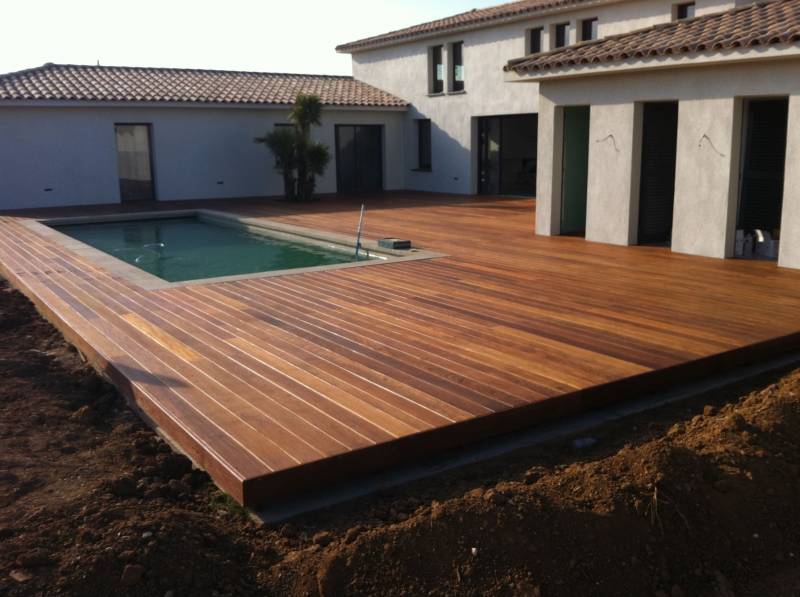 Réalisation de plage de piscine en bois padouk Aix-en-Provence et ses alentours
