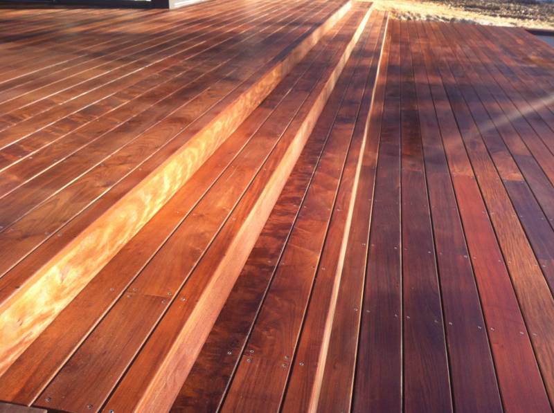 Réalisation de plages de piscine en bois exotique par un professionnel à Marseille dans Bouches-du-Rhône