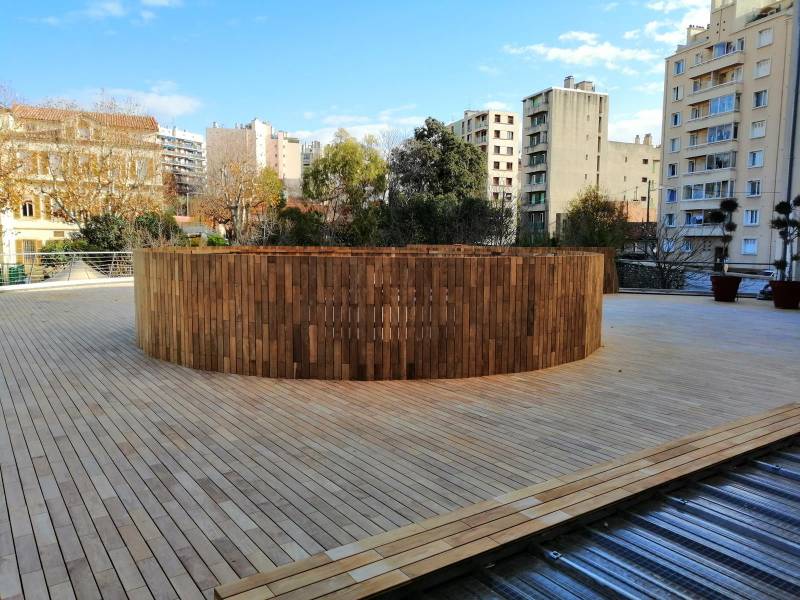 Création de terrasse en bois exotique teck avec fixation invisible sur toit-terrasse à Marseille