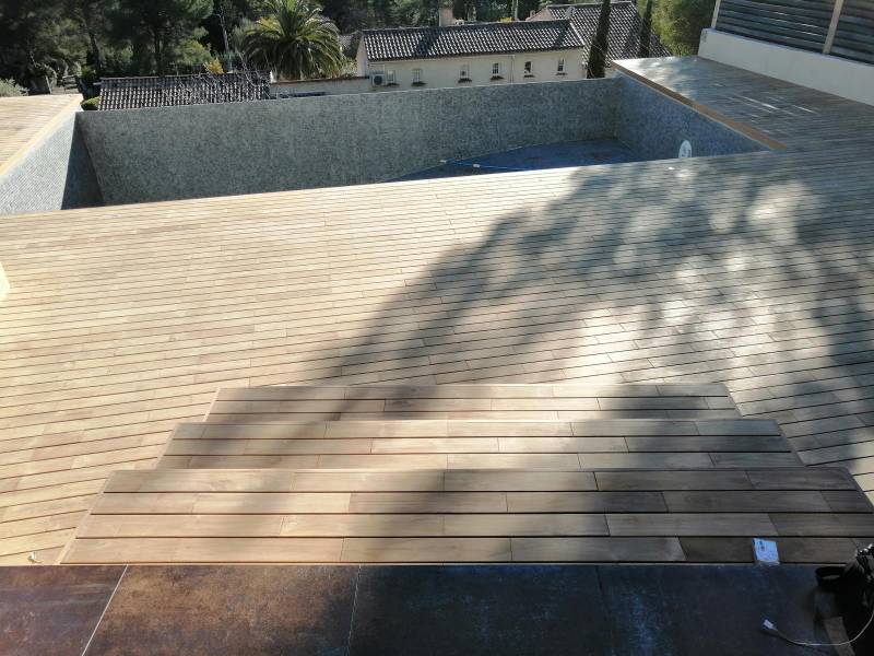 Terrasse de piscine en teck sans vis apparente dans le Var