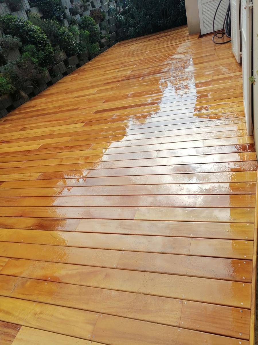 Création d'une terrasse bois sur sol instable en essence de Garappa dans le Var