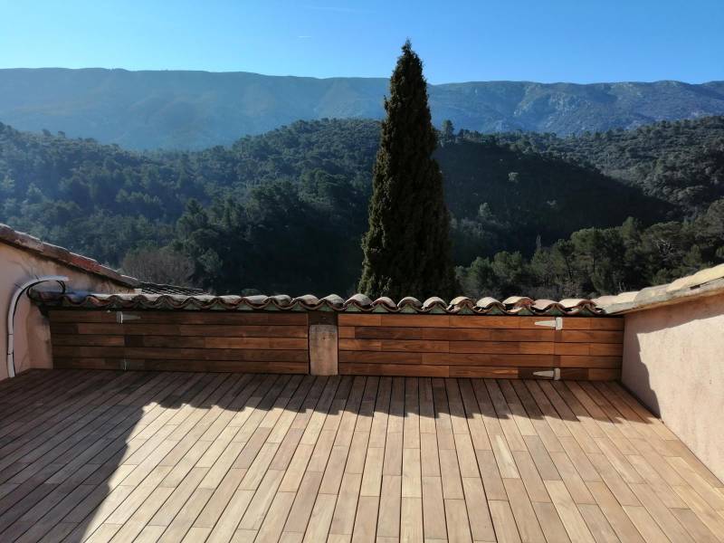 Habillage d'un toit terrasse en bois teck à Saint-Marc-Jaumegarde proche de à Aix-en-Provence