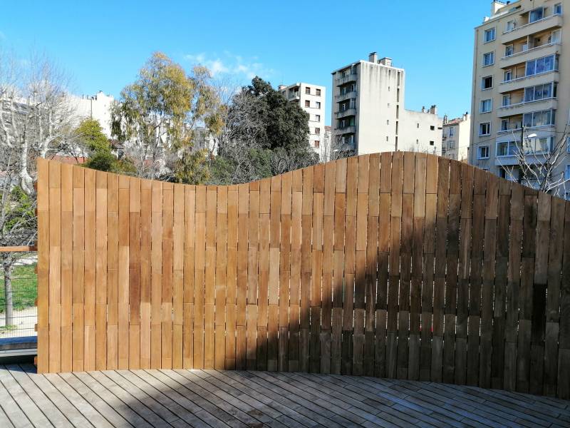 Entreprise de pose de garde corps menuiserie sur-mesure avec bardages en bois dans les Bouches-du-Rhône