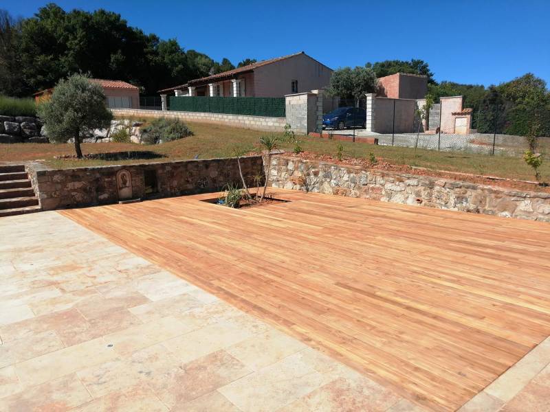Création d'une terrasse bois exotique en essence de teck Rians dans le var