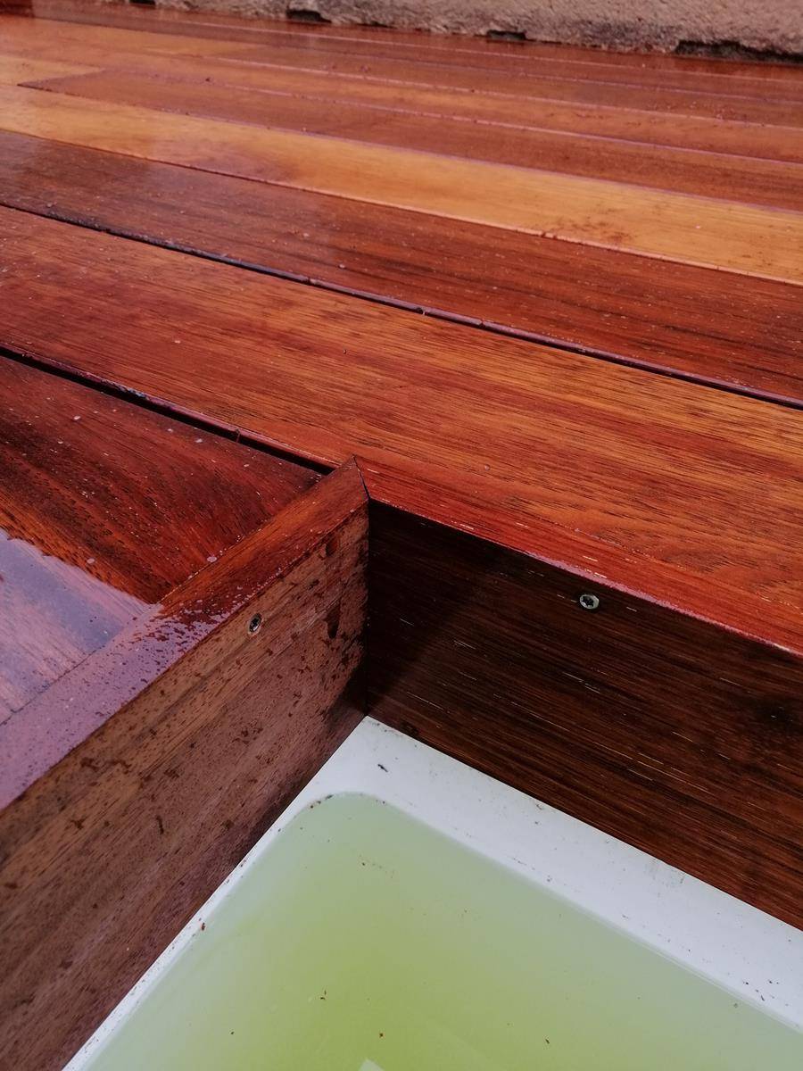 Comment faire une plage de piscine en bois en essence de Merbau à Lambesc ?