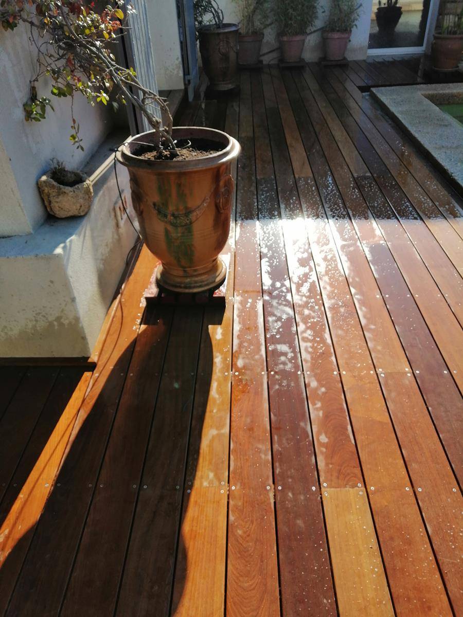 Réalisation d'une plage de piscine bois en essence d'IPE à Grans dans la région salonaise
