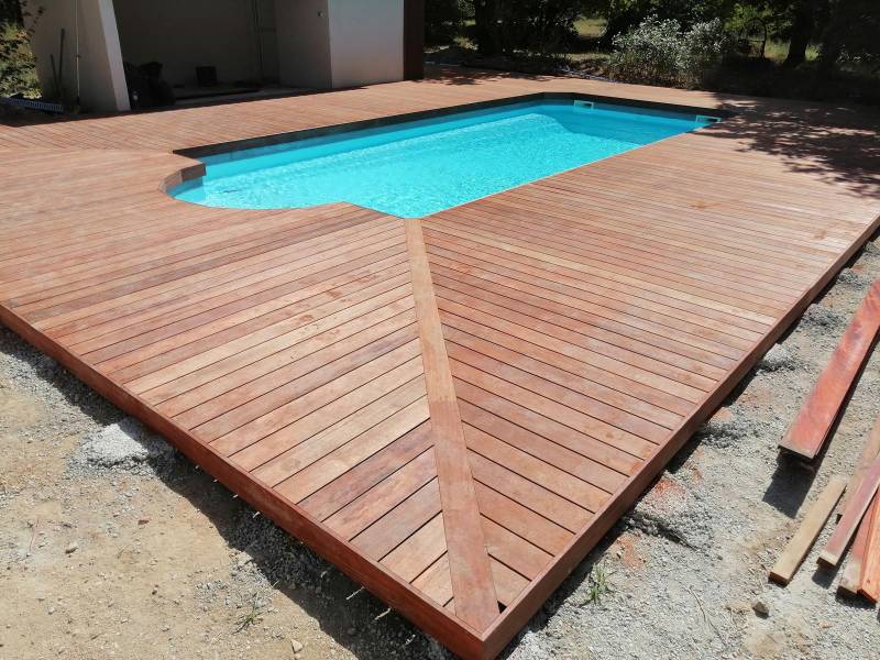 Création de plage de piscine en bois Merbau à Ventabren par un artisan menuisier spécialisé en aménagement extérieur dans les Bouches-du-Rhône