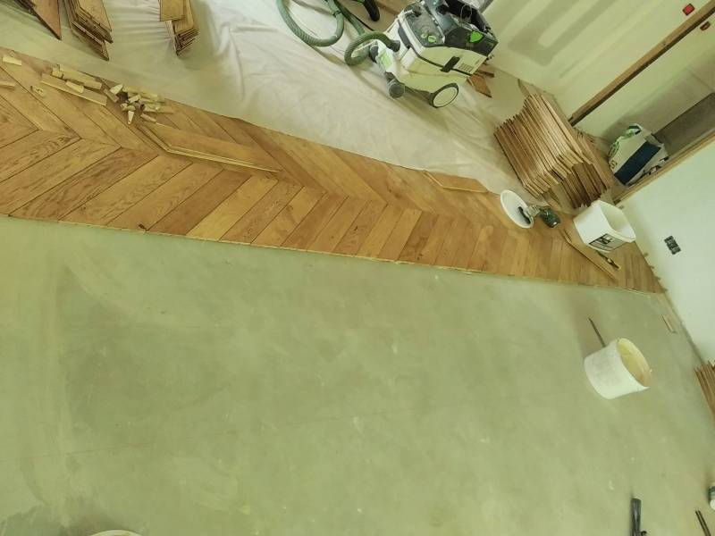 Réalisation d’une pose en point de Hongrie sur parquet massif vieilli à Marseille dans les Bouches-du-Rhône.