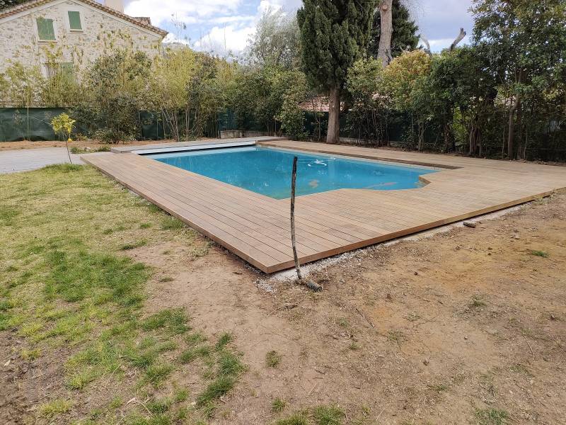 plage de piscine en essence de merbau sur un sol instable à Aix-en-Provence