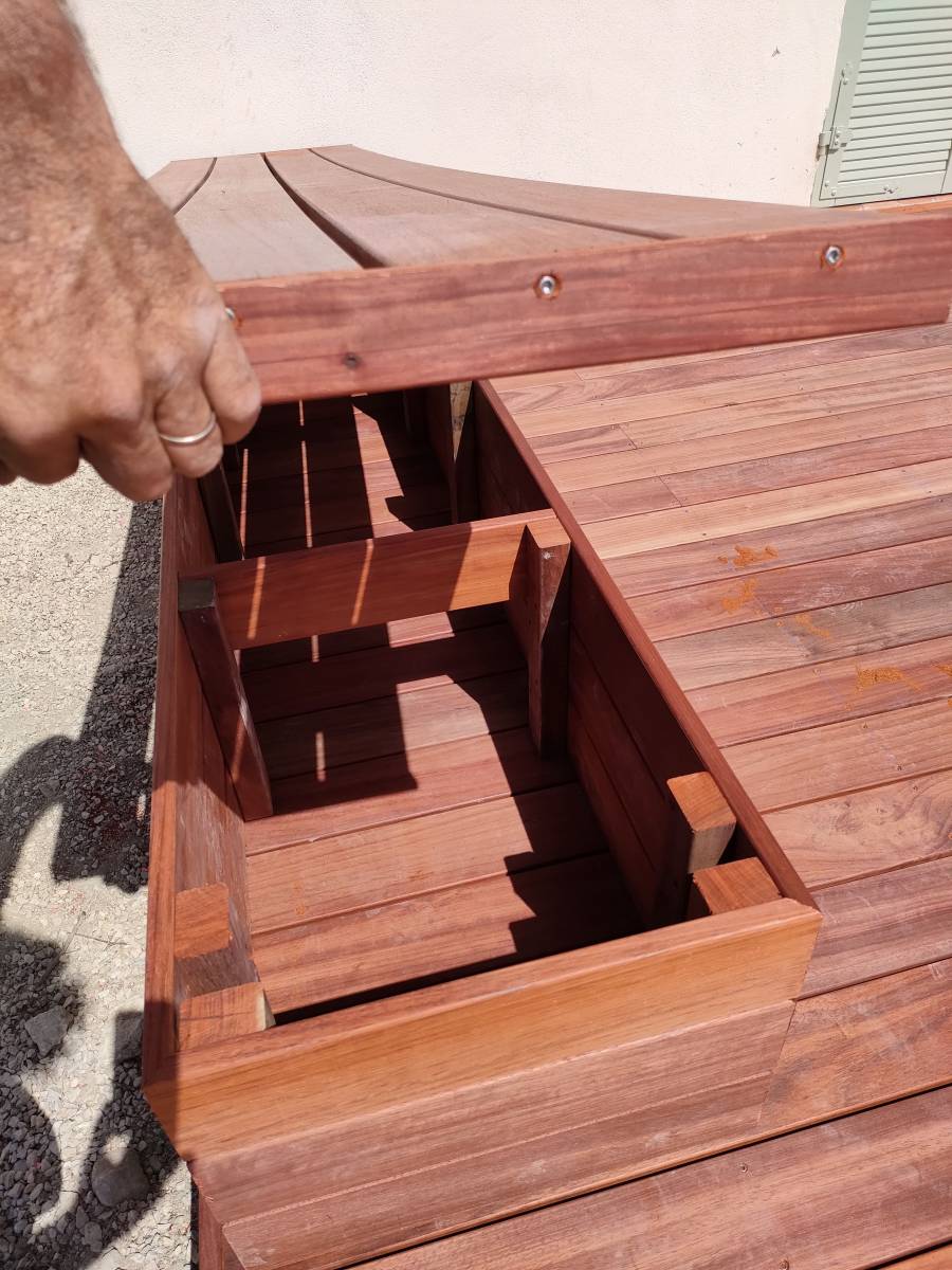 Création de coffre de jardin en essence de bois de Padouk pour terrasse avec rangement extérieur à Cabriès
