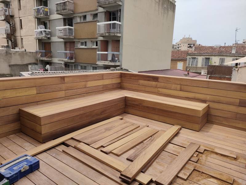 Fabrication de banquette sur-mesure en bois d’Iroko pour mobilier de jardin à Marseille et Aix-en-Provence, Bouches-du-Rhône (13)