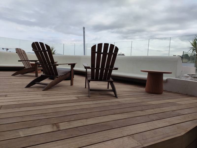 Création de terrasse bois exotique Iroko avec pose bouchonnée sans vis apparente à Marseille