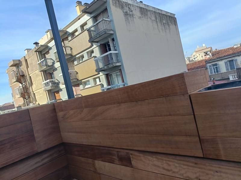 Création de jardinières en bois d'iroko sur un toit terrasse à Marseille