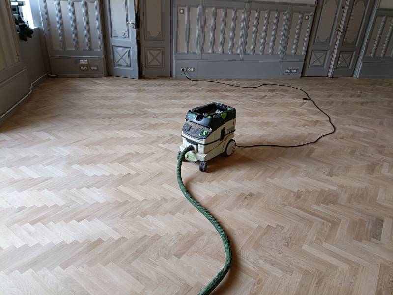 Pose d'un parquet chêne massif baton rompu à Marseille