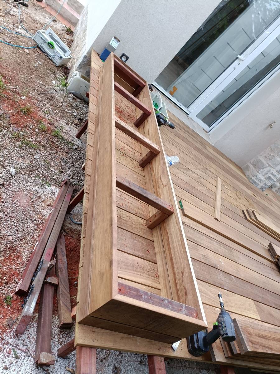 Création d'une marche d'escalier amovible en essence de bois Iroko à Gémenos