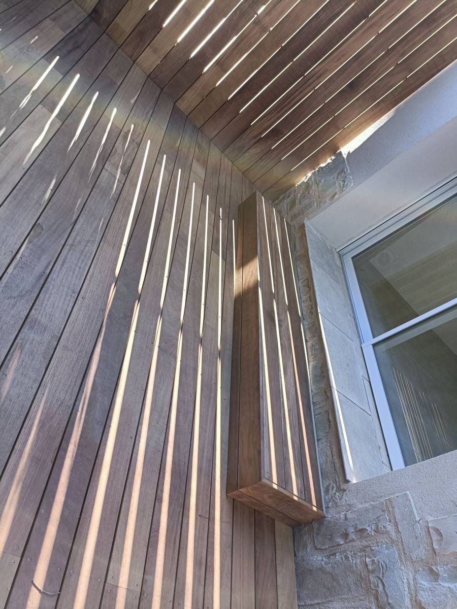 réalisation d'un bardage bois d'iroko à Gemenos