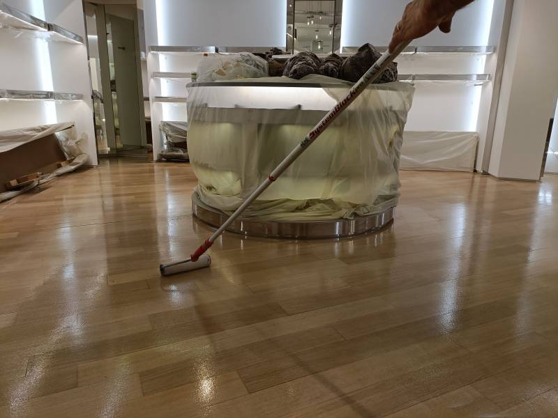 Ponçage et vitrification d'un parquet chêne contrecollé pour un magasin en centre ville d'Aix-en-Provence