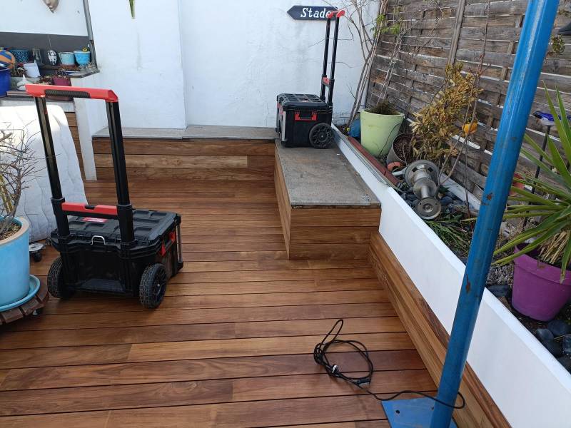 Confection de banquettes en bois avec coffre de rangement pour une terrasse d'appartement à Marseille