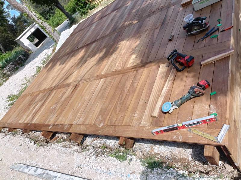 Cache regard pour fosse septique en bois avec aménagement d’extension de terrasse au Tholonet près d’Aix-en-Provence, Bouches-du-Rhône
