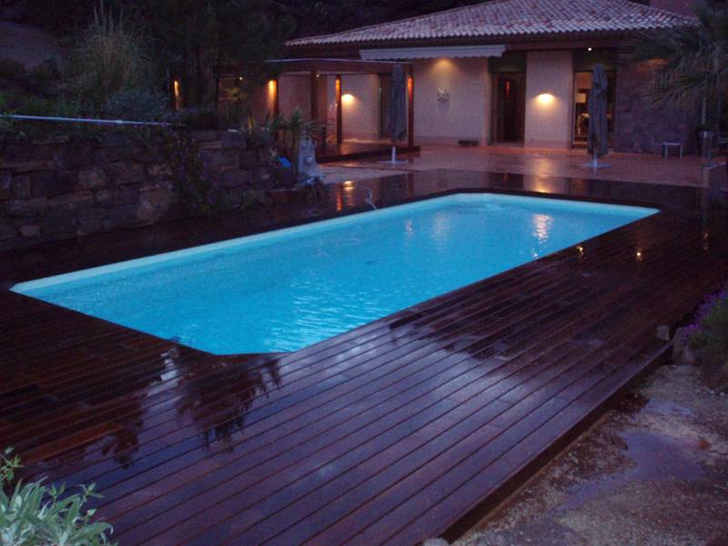 Faire une terrasse en bois avec plage de piscine en essence d'Ipé sous pergola à Théoule-sur-Mer dans les Alpes maritimes