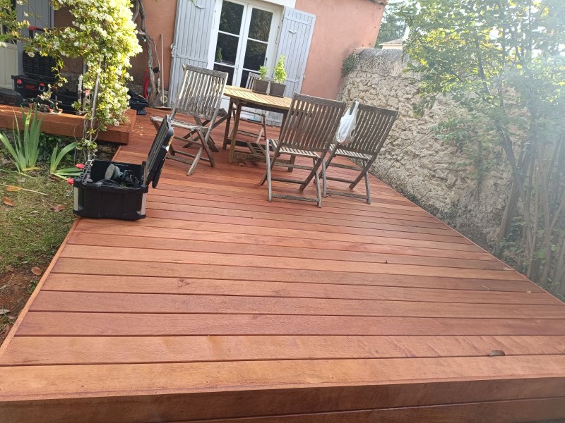 Terrasse en bois exotique Merbau : le choix idéal à Lambesc et en région d'Aix-en-Provence