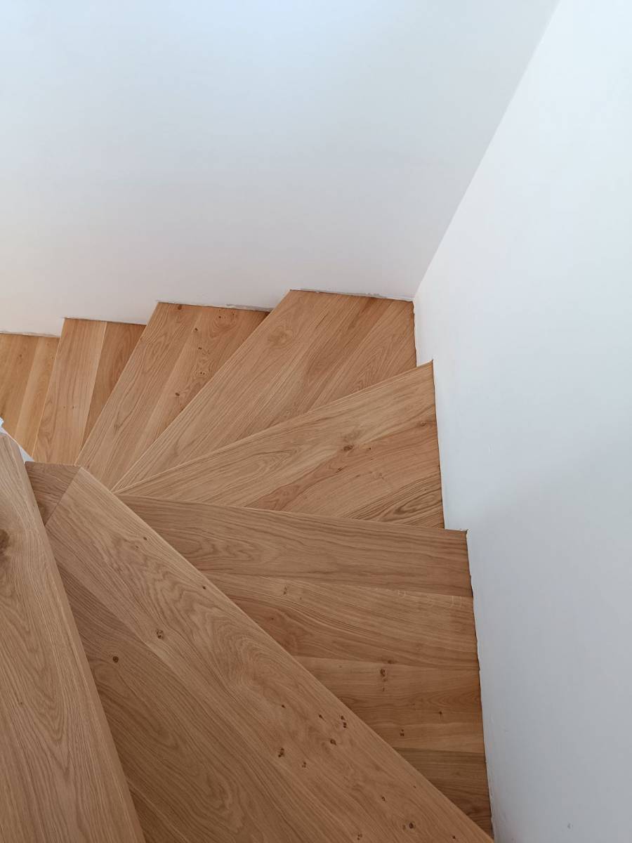 Rénover les marches d'escalier quart tournant faire une rénovation en bois en moderne à La Seyne-sur-Mer dans le Var