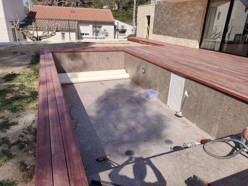 Construction de plage de piscine en bois Merbau à Aix-en-Provence - Aménagement extérieur sur mesure dans les Bouches-du-Rhône.