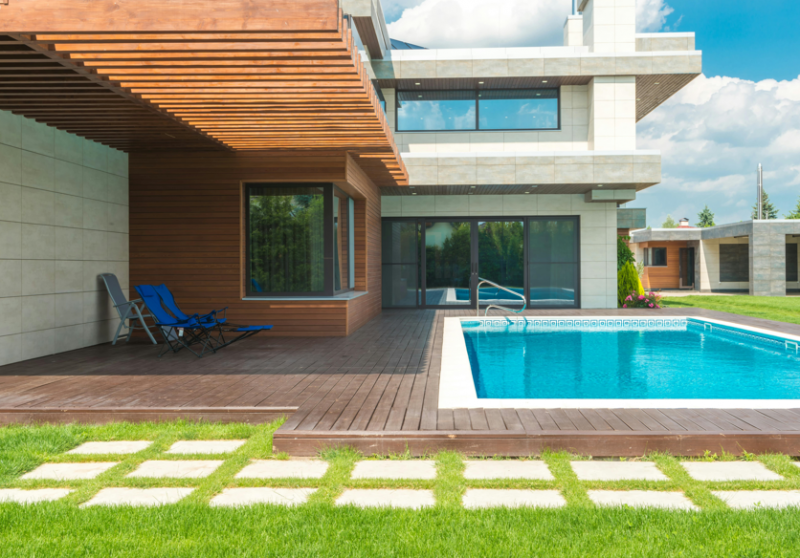 Bois antidérapant pour terrasses de piscine : sécurité et confort en extérieur