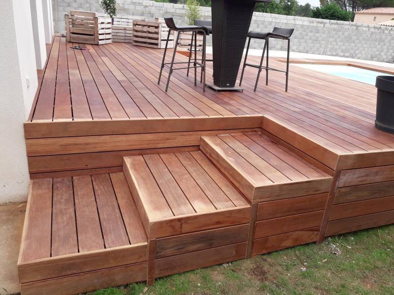 Construire une plage de piscine en bois exotique sur mesure dans les Bouches-du-Rhône