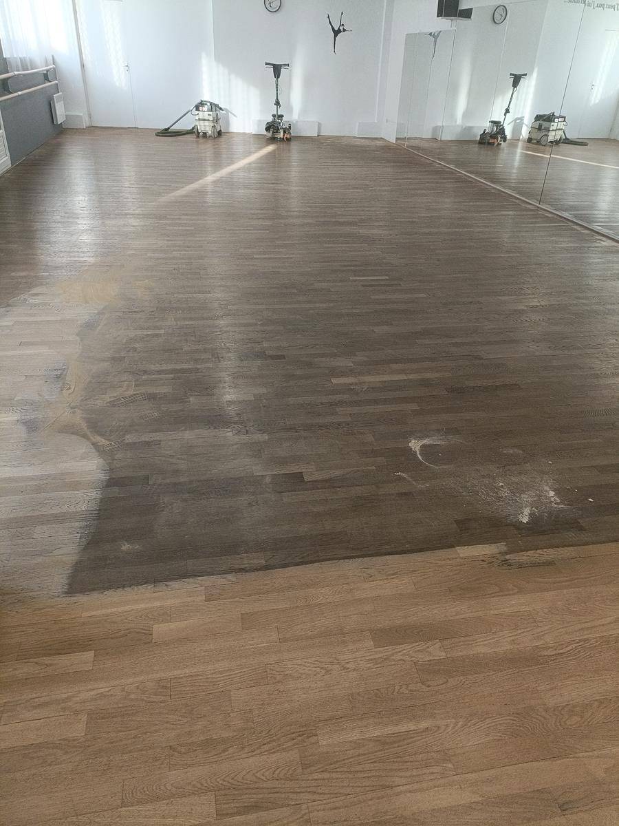 Entretien professionnel de sols en bois avec ponçage et vitrification de parquet pour salle de danse à Marseille 9ème