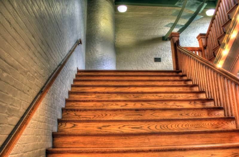 Habiller des marches d'escalier avec du parquet massif sur mesure pour un PUB à Aix-en-Provence