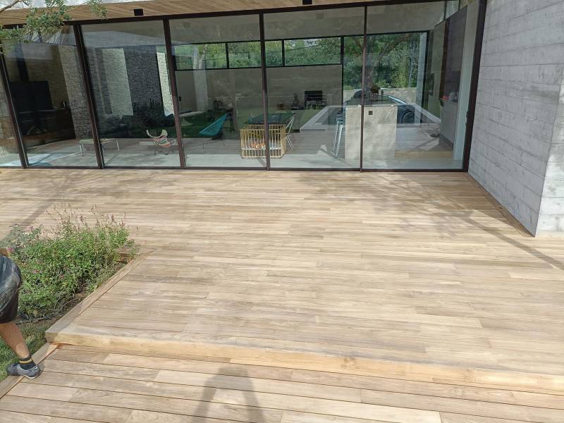 Réalisation d'une terrasse extérieure  avec lames de bois en essence de teck et posée sur longrines en béton au Tholonet dans le région d'aix en provence