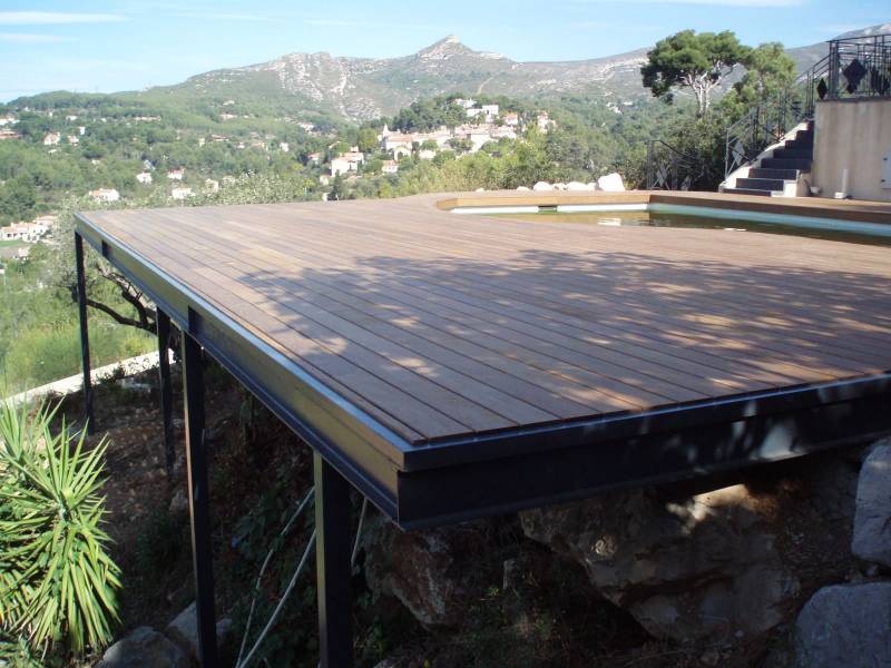 Réalisation d'une terrasse sur poteaux avec structure en acier galvanisé à Allauch dans les Bouches-du-Rhône