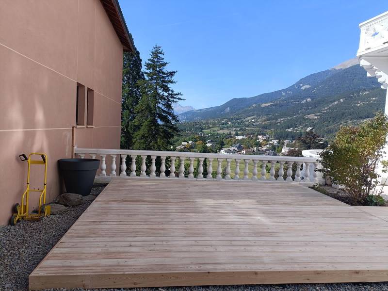 Réalisation d'une terrasse bois en essence de mélèze avec pose sur plots sur un toit terrasse à Vaugier dans le Vaucluse