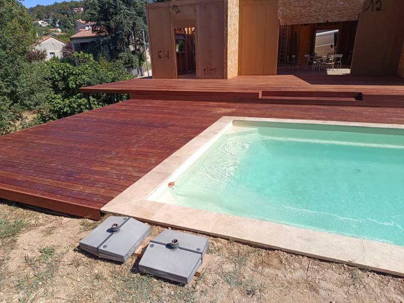 Installer une terrasse en padouk sur pilotis avec vis de fondation à Meyreuil
