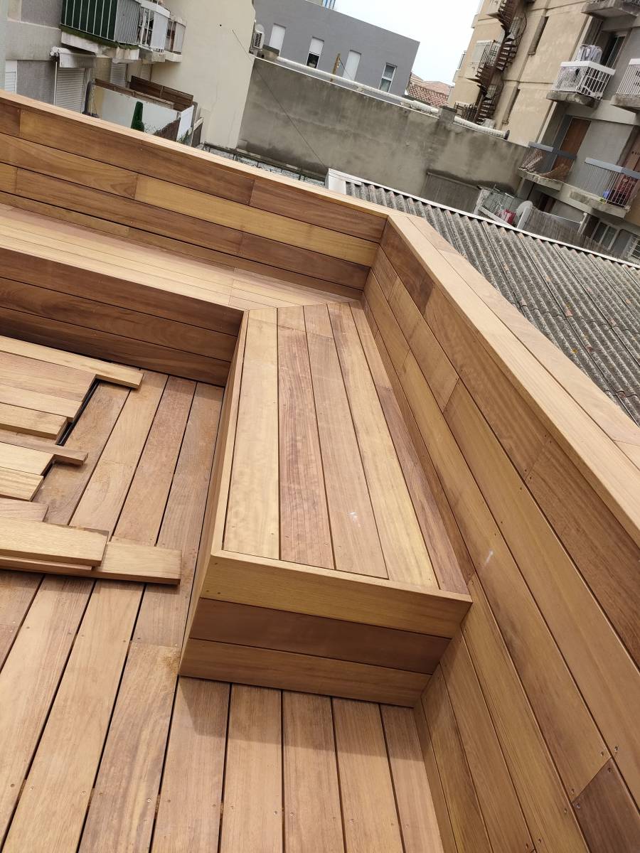 Création de terrasse en bois exotique iroko pour toit-terrasse à Marseille